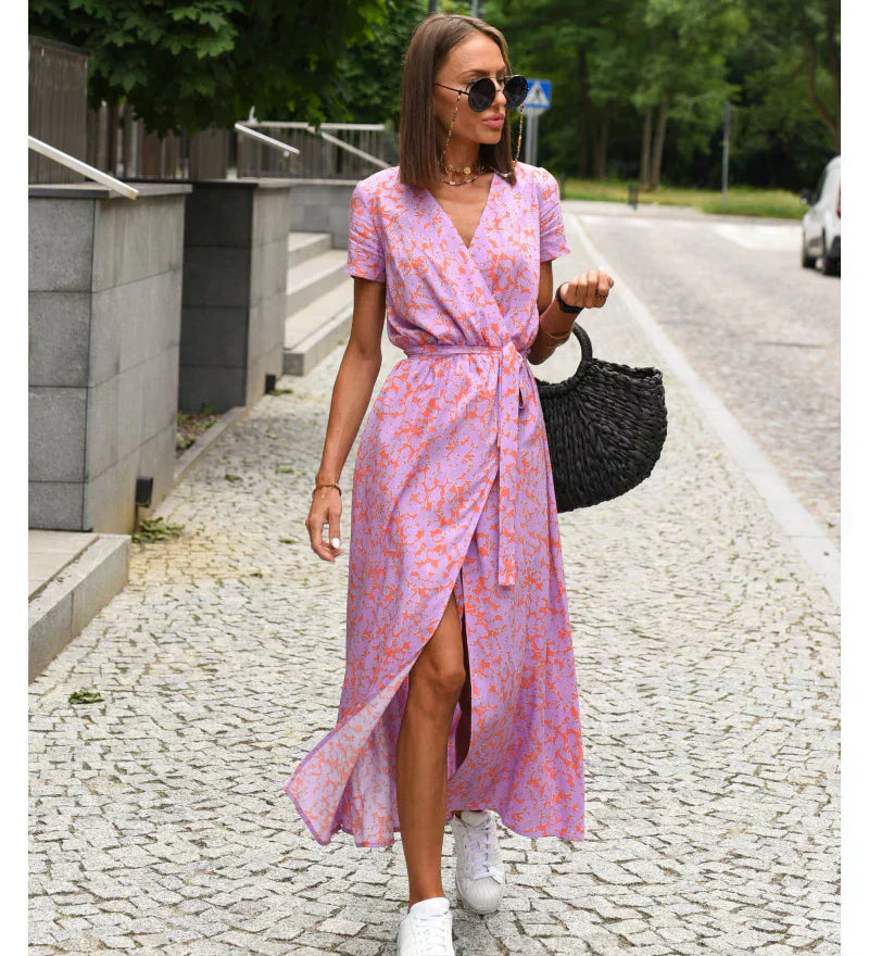 Julia - Rochie elegantă cu decolteu în V și croială care modelează silueta.